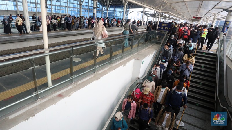 Petugas memberikan informasi kepada penumpang KRL Commuterline yang akan berpindah tujuan kereta di stasiun transit Manggarai, Jakarta, Senin (20/5/2022). PT KAI Commuter Indonesia melakukan perubahan rute menyesuaikan pola operasional untuk mendukung switch over yang ke-5 di Stasiun Manggarai. (CNBC Indonesia/Andrean Kristianto) Petugas memberikan informasi kepada penumpang KRL Commuterline yang akan berpindah tujuan kereta di stasiun transit Manggarai, Jakarta, Senin (20/5/2022). PT KAI Commuter Indonesia melakukan perubahan rute menyesuaikan pola operasional untuk mendukung switch over yang ke-5 di Stasiun Manggarai. (CNBC Indonesia/Andrean Kristianto)