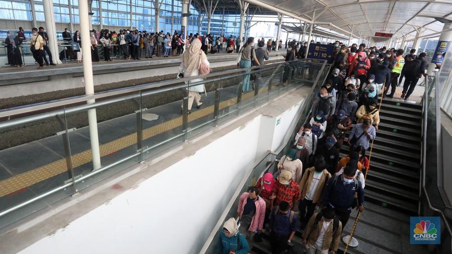 Petugas memberikan informasi kepada penumpang KRL Commuterline yang akan berpindah tujuan kereta di stasiun transit Manggarai, Jakarta, Senin (20/5/2022). PT KAI Commuter Indonesia melakukan perubahan rute menyesuaikan pola operasional untuk mendukung switch over yang ke-5 di Stasiun Manggarai. (CNBC Indonesia/Andrean Kristianto)