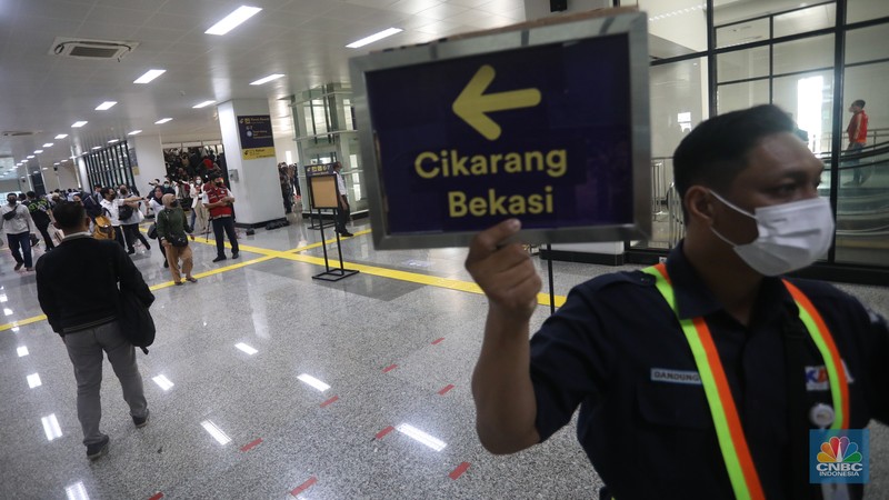 Petugas memberikan informasi kepada penumpang KRL Commuterline yang akan berpindah tujuan kereta di stasiun transit Manggarai, Jakarta, Senin (20/5/2022). PT KAI Commuter Indonesia melakukan perubahan rute menyesuaikan pola operasional untuk mendukung switch over yang ke-5 di Stasiun Manggarai. (CNBC Indonesia/Andrean Kristianto) Petugas memberikan informasi kepada penumpang KRL Commuterline yang akan berpindah tujuan kereta di stasiun transit Manggarai, Jakarta, Senin (20/5/2022). PT KAI Commuter Indonesia melakukan perubahan rute menyesuaikan pola operasional untuk mendukung switch over yang ke-5 di Stasiun Manggarai. (CNBC Indonesia/Andrean Kristianto)