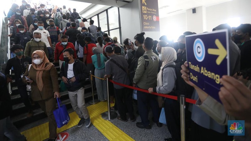 Petugas memberikan informasi kepada penumpang KRL Commuterline yang akan berpindah tujuan kereta di stasiun transit Manggarai, Jakarta, Senin (20/5/2022). PT KAI Commuter Indonesia melakukan perubahan rute menyesuaikan pola operasional untuk mendukung switch over yang ke-5 di Stasiun Manggarai. (CNBC Indonesia/Andrean Kristianto)