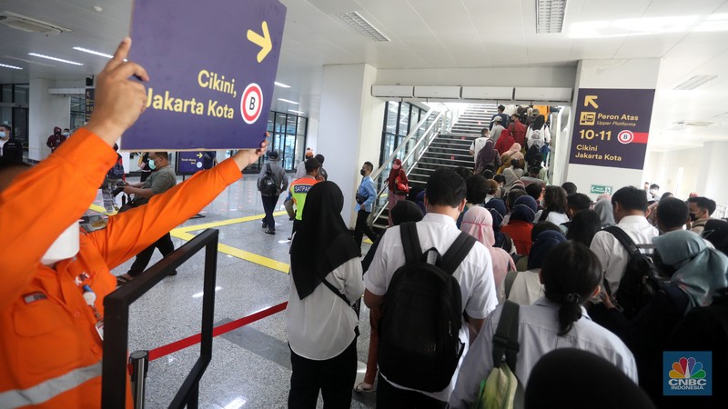 Petugas memberikan informasi kepada penumpang KRL Commuterline yang akan berpindah tujuan kereta di stasiun transit Manggarai, Jakarta, Senin (20/5/2022). PT KAI Commuter Indonesia melakukan perubahan rute menyesuaikan pola operasional untuk mendukung switch over yang ke-5 di Stasiun Manggarai. (CNBC Indonesia/Andrean Kristianto) Petugas memberikan informasi kepada penumpang KRL Commuterline yang akan berpindah tujuan kereta di stasiun transit Manggarai, Jakarta, Senin (20/5/2022). PT KAI Commuter Indonesia melakukan perubahan rute menyesuaikan pola operasional untuk mendukung switch over yang ke-5 di Stasiun Manggarai. (CNBC Indonesia/Andrean Kristianto)
