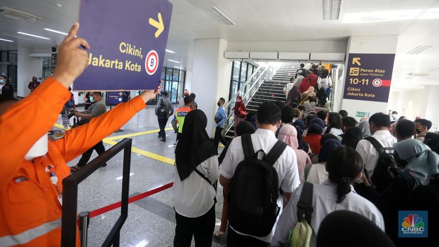 Petugas memberikan informasi kepada penumpang KRL Commuterline yang akan berpindah tujuan kereta di stasiun transit Manggarai, Jakarta, Senin (20/5/2022). PT KAI Commuter Indonesia melakukan perubahan rute menyesuaikan pola operasional untuk mendukung switch over yang ke-5 di Stasiun Manggarai. (CNBC Indonesia/Andrean Kristianto)