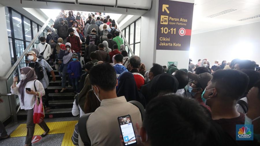 Petugas memberikan informasi kepada penumpang KRL Commuterline yang akan berpindah tujuan kereta di stasiun transit Manggarai, Jakarta, Senin (20/5/2022). PT KAI Commuter Indonesia melakukan perubahan rute menyesuaikan pola operasional untuk mendukung switch over yang ke-5 di Stasiun Manggarai. (CNBC Indonesia/Andrean Kristianto)