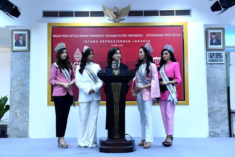 Presiden Joko Widodo menerima kunjungan Puteri Indonesia 2022 Laksmi Shari Suardana, Puteri Indonesia Lingkungan 2022 Cindy May McGuire, dan Puteri Indonesia Pariwisata 2022 Adinda Chresheilla di Istana Merdeka Jakarta, pada Senin, 30 Mei 2022. (Dok: Biro Pers Sekretariat Presiden) Presiden Joko Widodo menerima kunjungan Puteri Indonesia 2022 Laksmi Shari Suardana, Puteri Indonesia Lingkungan 2022 Cindy May McGuire, dan Puteri Indonesia Pariwisata 2022 Adinda Chresheilla di Istana Merdeka Jakarta, pada Senin, 30 Mei 2022. (Dok: Biro Pers Sekretariat Presiden)