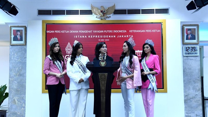 Presiden Joko Widodo menerima kunjungan Puteri Indonesia 2022 Laksmi Shari Suardana, Puteri Indonesia Lingkungan 2022 Cindy May McGuire, dan Puteri Indonesia Pariwisata 2022 Adinda Chresheilla di Istana Merdeka Jakarta, pada Senin, 30 Mei 2022. (Dok: Biro Pers Sekretariat Presiden)