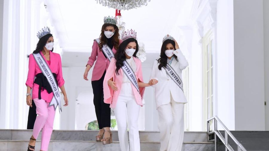 Presiden Joko Widodo menerima kunjungan Puteri Indonesia 2022 Laksmi Shari Suardana, Puteri Indonesia Lingkungan 2022 Cindy May McGuire, dan Puteri Indonesia Pariwisata 2022 Adinda Chresheilla di Istana Merdeka Jakarta, pada Senin, 30 Mei 2022. (Dok: Biro Pers Sekretariat Presiden)
