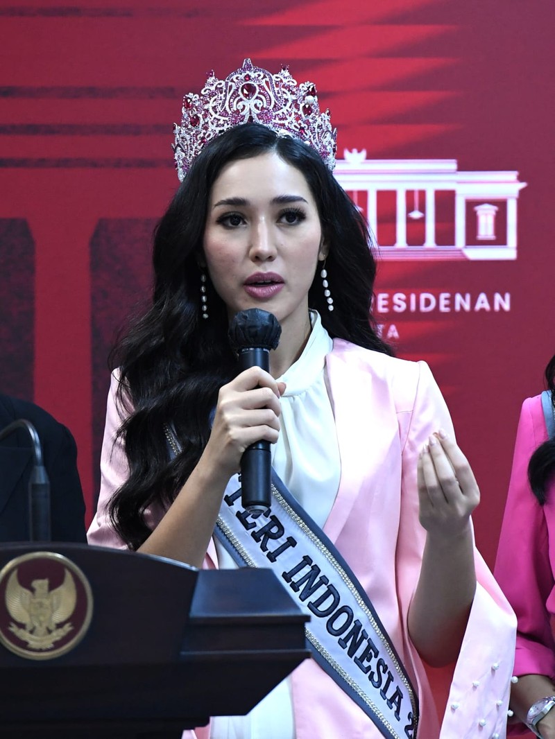 Presiden Joko Widodo menerima kunjungan Puteri Indonesia 2022 Laksmi Shari Suardana, Puteri Indonesia Lingkungan 2022 Cindy May McGuire, dan Puteri Indonesia Pariwisata 2022 Adinda Chresheilla di Istana Merdeka Jakarta, pada Senin, 30 Mei 2022. (Dok: Biro Pers Sekretariat Presiden) Presiden Joko Widodo menerima kunjungan Puteri Indonesia 2022 Laksmi Shari Suardana, Puteri Indonesia Lingkungan 2022 Cindy May McGuire, dan Puteri Indonesia Pariwisata 2022 Adinda Chresheilla di Istana Merdeka Jakarta, pada Senin, 30 Mei 2022. (Dok: Biro Pers Sekretariat Presiden)