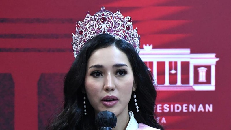 Presiden Joko Widodo menerima kunjungan Puteri Indonesia 2022 Laksmi Shari Suardana, Puteri Indonesia Lingkungan 2022 Cindy May McGuire, dan Puteri Indonesia Pariwisata 2022 Adinda Chresheilla di Istana Merdeka Jakarta, pada Senin, 30 Mei 2022. (Dok: Biro Pers Sekretariat Presiden)