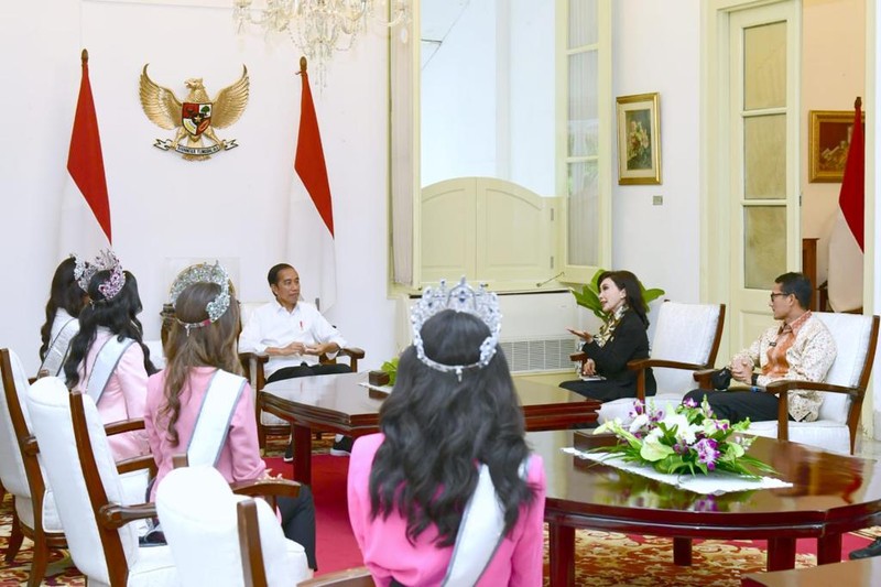 Presiden Joko Widodo menerima kunjungan Puteri Indonesia 2022 Laksmi Shari Suardana, Puteri Indonesia Lingkungan 2022 Cindy May McGuire, dan Puteri Indonesia Pariwisata 2022 Adinda Chresheilla di Istana Merdeka Jakarta, pada Senin, 30 Mei 2022. (Dok: Biro Pers Sekretariat Presiden) Presiden Joko Widodo menerima kunjungan Puteri Indonesia 2022 Laksmi Shari Suardana, Puteri Indonesia Lingkungan 2022 Cindy May McGuire, dan Puteri Indonesia Pariwisata 2022 Adinda Chresheilla di Istana Merdeka Jakarta, pada Senin, 30 Mei 2022. (Dok: Biro Pers Sekretariat Presiden)