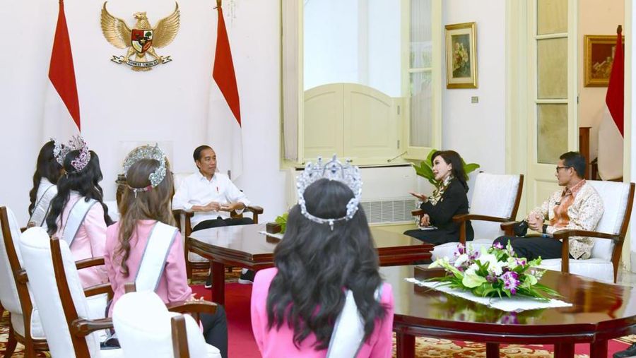 Presiden Joko Widodo menerima kunjungan Puteri Indonesia 2022 Laksmi Shari Suardana, Puteri Indonesia Lingkungan 2022 Cindy May McGuire, dan Puteri Indonesia Pariwisata 2022 Adinda Chresheilla di Istana Merdeka Jakarta, pada Senin, 30 Mei 2022. (Dok: Biro Pers Sekretariat Presiden)