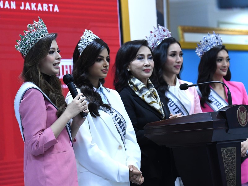 Presiden Joko Widodo menerima kunjungan Puteri Indonesia 2022 Laksmi Shari Suardana, Puteri Indonesia Lingkungan 2022 Cindy May McGuire, dan Puteri Indonesia Pariwisata 2022 Adinda Chresheilla di Istana Merdeka Jakarta, pada Senin, 30 Mei 2022. (Dok: Biro Pers Sekretariat Presiden) Presiden Joko Widodo menerima kunjungan Puteri Indonesia 2022 Laksmi Shari Suardana, Puteri Indonesia Lingkungan 2022 Cindy May McGuire, dan Puteri Indonesia Pariwisata 2022 Adinda Chresheilla di Istana Merdeka Jakarta, pada Senin, 30 Mei 2022. (Dok: Biro Pers Sekretariat Presiden)