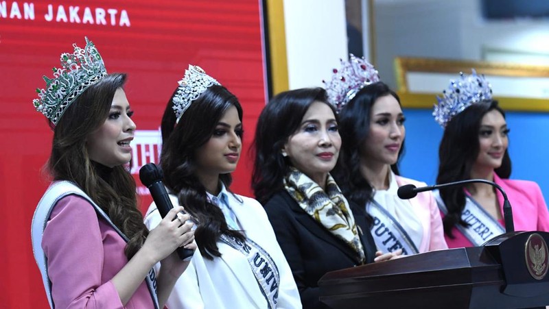 Presiden Joko Widodo menerima kunjungan Puteri Indonesia 2022 Laksmi Shari Suardana, Puteri Indonesia Lingkungan 2022 Cindy May McGuire, dan Puteri Indonesia Pariwisata 2022 Adinda Chresheilla di Istana Merdeka Jakarta, pada Senin, 30 Mei 2022. (Dok: Biro Pers Sekretariat Presiden)
