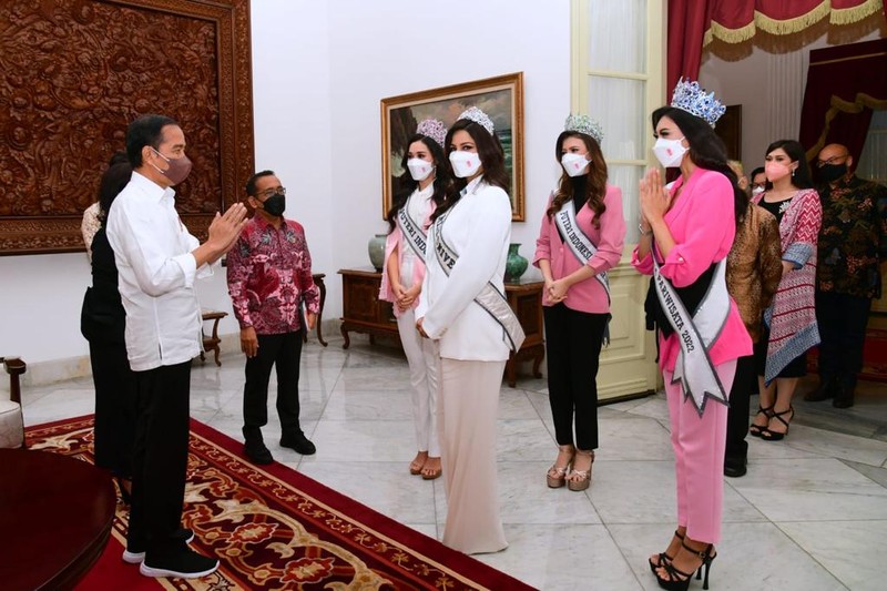 Presiden Joko Widodo menerima kunjungan Puteri Indonesia 2022 Laksmi Shari Suardana, Puteri Indonesia Lingkungan 2022 Cindy May McGuire, dan Puteri Indonesia Pariwisata 2022 Adinda Chresheilla di Istana Merdeka Jakarta, pada Senin, 30 Mei 2022. (Dok: Biro Pers Sekretariat Presiden) Presiden Joko Widodo menerima kunjungan Puteri Indonesia 2022 Laksmi Shari Suardana, Puteri Indonesia Lingkungan 2022 Cindy May McGuire, dan Puteri Indonesia Pariwisata 2022 Adinda Chresheilla di Istana Merdeka Jakarta, pada Senin, 30 Mei 2022. (Dok: Biro Pers Sekretariat Presiden)