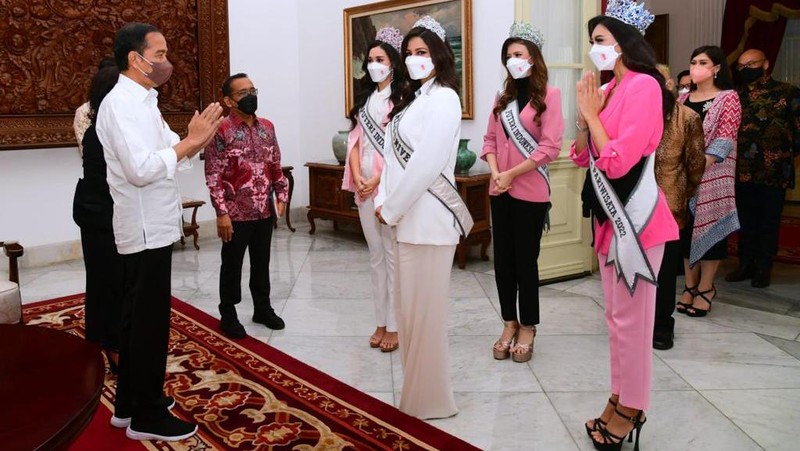 Presiden Joko Widodo menerima kunjungan Puteri Indonesia 2022 Laksmi Shari Suardana, Puteri Indonesia Lingkungan 2022 Cindy May McGuire, dan Puteri Indonesia Pariwisata 2022 Adinda Chresheilla di Istana Merdeka Jakarta, pada Senin, 30 Mei 2022. (Dok: Biro Pers Sekretariat Presiden)