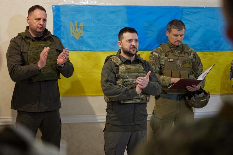 Presiden Ukraina Volodymyr Zelensky berbicara dengan para prajurit selama kunjungannya ke wilayah Kharkiv. (via Getty Images/Anadolu Agency)