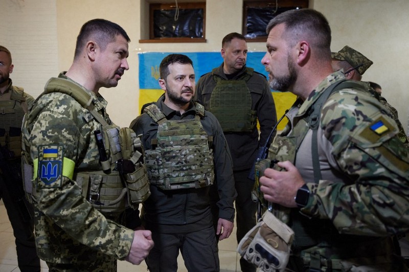 Presiden Ukraina Volodymyr Zelensky berbicara dengan para prajurit selama kunjungannya ke wilayah Kharkiv. (via Getty Images/Anadolu Agency) Presiden Ukraina Volodymyr Zelensky berbicara dengan para prajurit selama kunjungannya ke wilayah Kharkiv. (via Getty Images/Anadolu Agency)