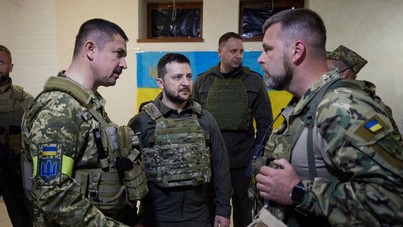 Presiden Ukraina Volodymyr Zelensky berbicara dengan para prajurit selama kunjungannya ke wilayah Kharkiv. (via Getty Images/Anadolu Agency)