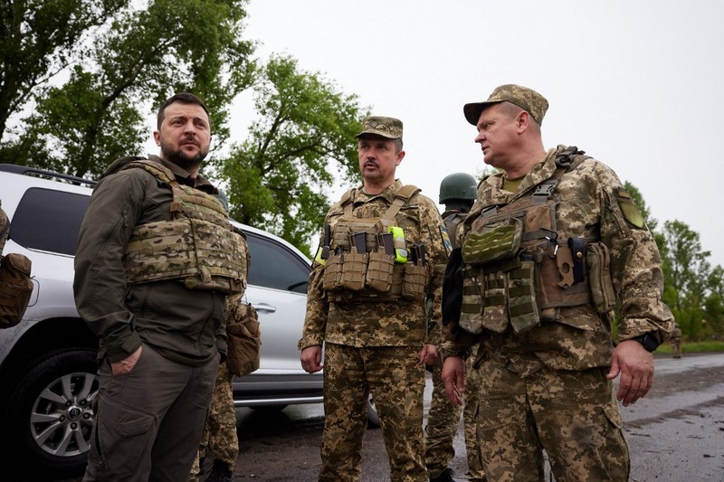 Presiden Ukraina Volodymyr Zelensky berbicara dengan para prajurit selama kunjungannya ke wilayah Kharkiv. (via Getty Images/Anadolu Agency) Presiden Ukraina Volodymyr Zelensky berbicara dengan para prajurit selama kunjungannya ke wilayah Kharkiv. (via Getty Images/Anadolu Agency)