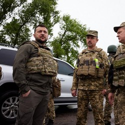 Zelensky Nekat ke Garis Depan, Kunjungi Pasukan Manusia Super