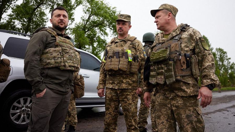 Presiden Ukraina Volodymyr Zelensky berbicara dengan para prajurit selama kunjungannya ke wilayah Kharkiv. (AFP/STR)