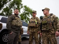 Zelensky Nekat ke Garis Depan, Kunjungi Pasukan Manusia Super