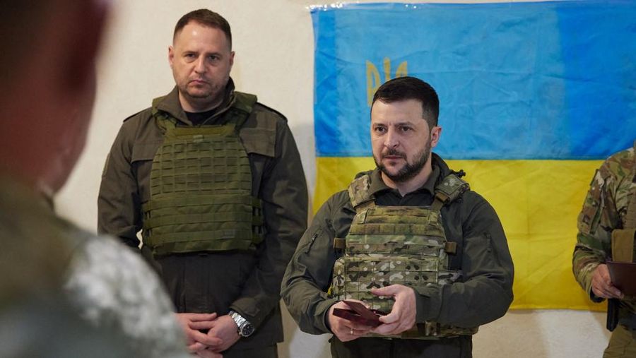 Presiden Ukraina Volodymyr Zelensky berbicara dengan para prajurit selama kunjungannya ke wilayah Kharkiv. (AFP/STR)