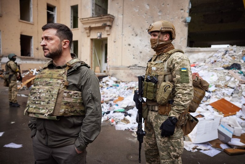 Presiden Ukraina Volodymyr Zelensky berbicara dengan para prajurit selama kunjungannya ke wilayah Kharkiv. (via Getty Images/Anadolu Agency)