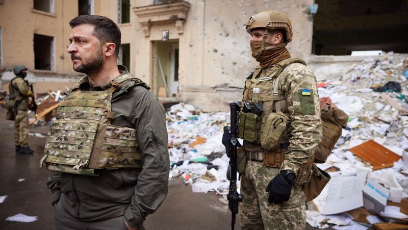 Presiden Ukraina Volodymyr Zelensky berbicara dengan para prajurit selama kunjungannya ke wilayah Kharkiv. (via Getty Images/Anadolu Agency)