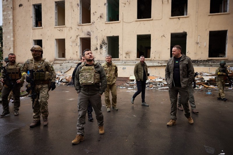 Presiden Ukraina Volodymyr Zelensky berbicara dengan para prajurit selama kunjungannya ke wilayah Kharkiv. (via Getty Images/Anadolu Agency)