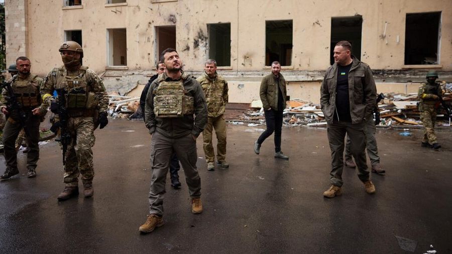 Presiden Ukraina Volodymyr Zelensky berbicara dengan para prajurit selama kunjungannya ke wilayah Kharkiv. (via Getty Images/Anadolu Agency)