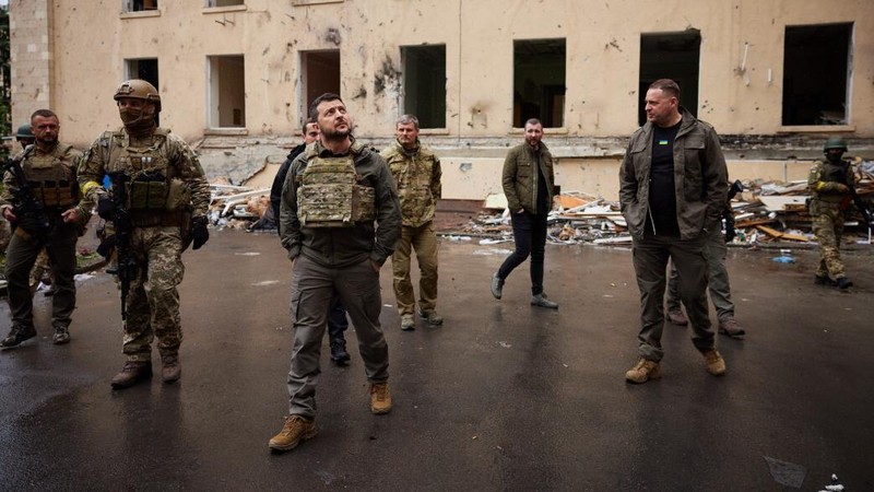 Presiden Ukraina Volodymyr Zelensky berbicara dengan para prajurit selama kunjungannya ke wilayah Kharkiv. (via Getty Images/Anadolu Agency)