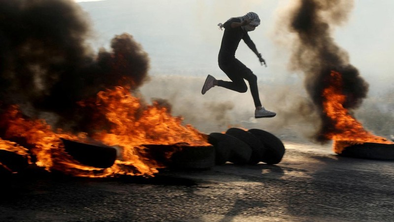 Puluhan ribu nasionalis ikut dalam Pawai Bendera Israel pada Minggu (29/5) yang dianggap warga Palestina sebagai provokasi dan berpotensi memicu ketegangan. (AFP via Getty Images/GIL COHEN-MAGEN)