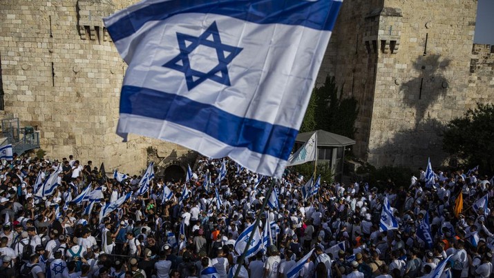 Puluhan ribu nasionalis ikut dalam Pawai Bendera Israel pada Minggu (29/5) yang dianggap warga Palestina sebagai provokasi dan berpotensi memicu ketegangan. (AFP via Getty Images/GIL COHEN-MAGEN)