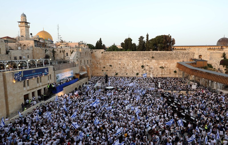 Puluhan ribu nasionalis ikut dalam Pawai Bendera Israel pada Minggu (29/5) yang dianggap warga Palestina sebagai provokasi dan berpotensi memicu ketegangan. (AFP via Getty Images/GIL COHEN-MAGEN) Puluhan ribu nasionalis ikut dalam Pawai Bendera Israel pada Minggu (29/5) yang dianggap warga Palestina sebagai provokasi dan berpotensi memicu ketegangan. (AFP via Getty Images/GIL COHEN-MAGEN)