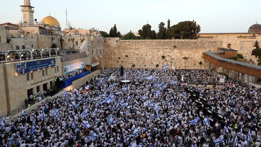 Puluhan ribu nasionalis ikut dalam Pawai Bendera Israel pada Minggu (29/5) yang dianggap warga Palestina sebagai provokasi dan berpotensi memicu ketegangan. (AFP via Getty Images/GIL COHEN-MAGEN)