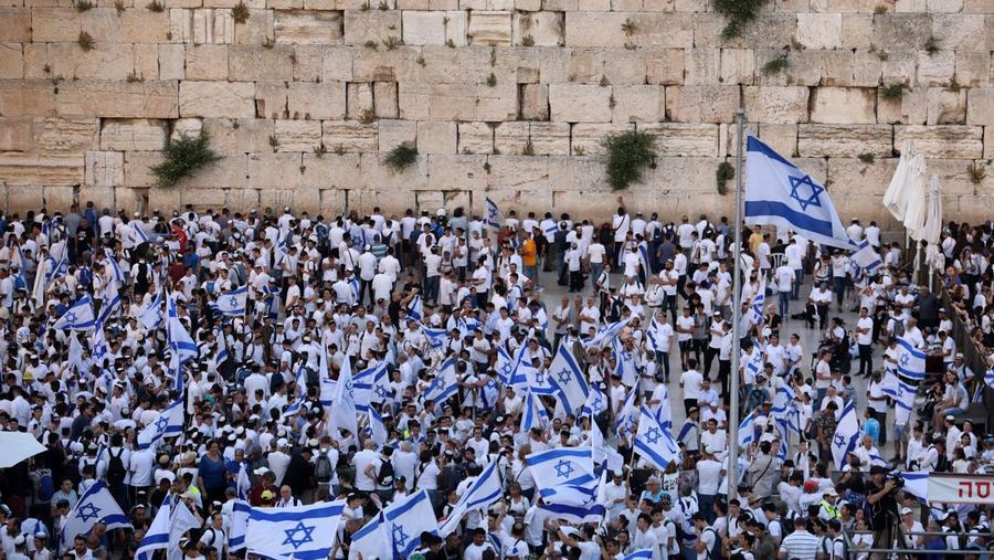 Puluhan ribu nasionalis ikut dalam Pawai Bendera Israel pada Minggu (29/5) yang dianggap warga Palestina sebagai provokasi dan berpotensi memicu ketegangan. (AFP via Getty Images/GIL COHEN-MAGEN)