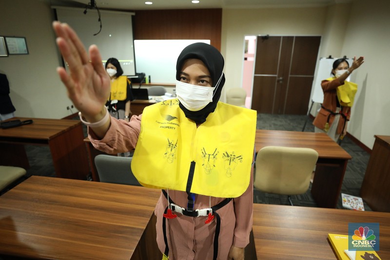 Sejumlah awak kabin melakukan pelatihan di pusat pelatihan kabin kru maskapai Garuda Indonesia Training Center (GITC) di Duri Kosambi, Cengkareng, Jakarta, Selasa (31/5/2022). GITC memiliki gedung training pilot, gedung pelatihan pramugari dan gedung emergency safety. Selain itu, terdapat fasilitas penunjang lain seperti ruang social grace (ruang pelatihan make up pramugari), dormitory (asrama tempat tinggal), table manner dan perpustakaan. (CNBC Indonesia/Tri Susilo)