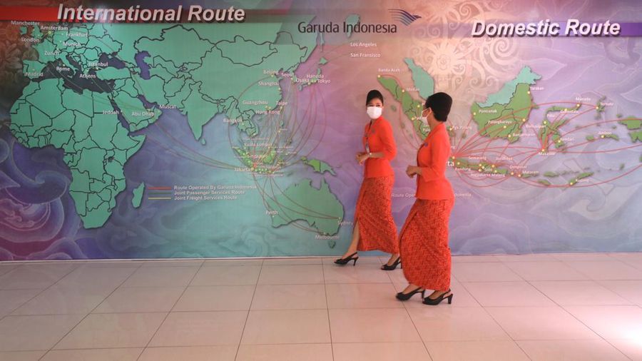 Sejumlah awak kabin melakukan pelatihan di pusat pelatihan kabin kru maskapai Garuda Indonesia Training Center (GITC) di Duri Kosambi, Cengkareng, Jakarta, Selasa (31/5/2022). GITC memiliki gedung training pilot, gedung pelatihan pramugari dan gedung emergency safety. Selain itu, terdapat fasilitas penunjang lain seperti ruang social grace (ruang pelatihan make up pramugari), dormitory (asrama tempat tinggal), table manner dan perpustakaan. (CNBC Indonesia/Tri Susilo)