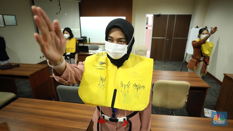 Sejumlah awak kabin melakukan pelatihan di pusat pelatihan kabin kru maskapai Garuda Indonesia Training Center (GITC) di Duri Kosambi, Cengkareng, Jakarta, Selasa (31/5/2022). GITC memiliki gedung training pilot, gedung pelatihan pramugari dan gedung emergency safety. Selain itu, terdapat fasilitas penunjang lain seperti ruang social grace (ruang pelatihan make up pramugari), dormitory (asrama tempat tinggal), table manner dan perpustakaan. (CNBC Indonesia/Tri Susilo)