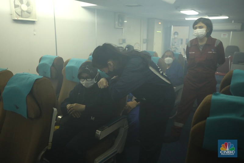 Sejumlah awak kabin melakukan pelatihan di pusat pelatihan kabin kru maskapai Garuda Indonesia Training Center (GITC) di Duri Kosambi, Cengkareng, Jakarta, Selasa (31/5/2022). GITC memiliki gedung training pilot, gedung pelatihan pramugari dan gedung emergency safety. Selain itu, terdapat fasilitas penunjang lain seperti ruang social grace (ruang pelatihan make up pramugari), dormitory (asrama tempat tinggal), table manner dan perpustakaan. (CNBC Indonesia/Tri Susilo)