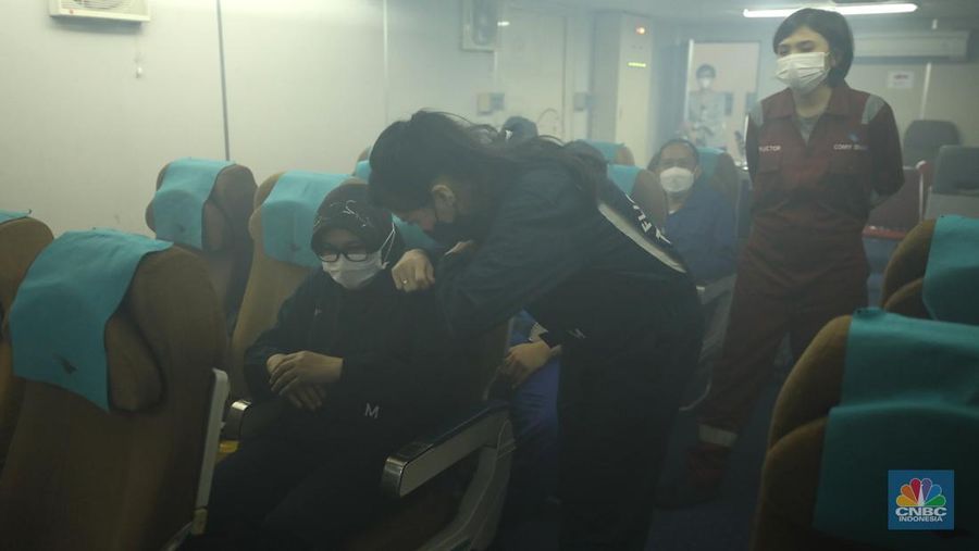 Sejumlah awak kabin melakukan pelatihan di pusat pelatihan kabin kru maskapai Garuda Indonesia Training Center (GITC) di Duri Kosambi, Cengkareng, Jakarta, Selasa (31/5/2022). GITC memiliki gedung training pilot, gedung pelatihan pramugari dan gedung emergency safety. Selain itu, terdapat fasilitas penunjang lain seperti ruang social grace (ruang pelatihan make up pramugari), dormitory (asrama tempat tinggal), table manner dan perpustakaan. (CNBC Indonesia/Tri Susilo)