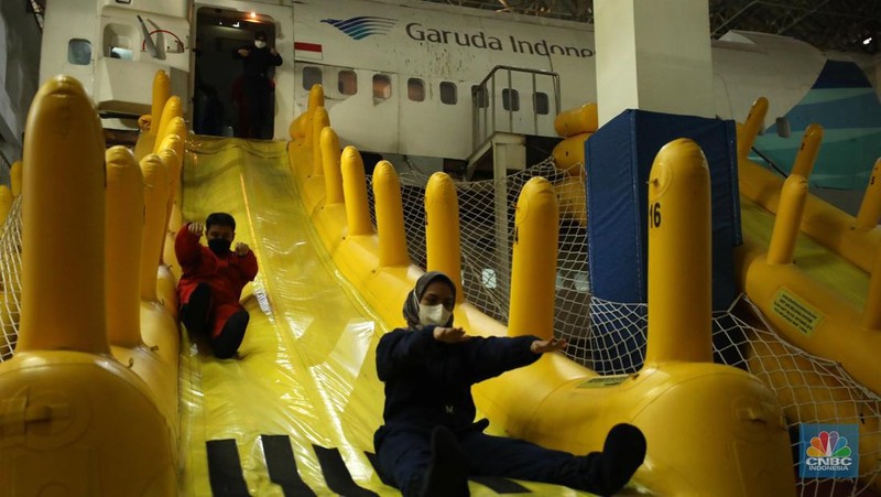 Sejumlah awak kabin melakukan pelatihan di pusat pelatihan kabin kru maskapai Garuda Indonesia Training Center (GITC) di Duri Kosambi, Cengkareng, Jakarta, Selasa (31/5/2022). GITC memiliki gedung training pilot, gedung pelatihan pramugari dan gedung emergency safety. Selain itu, terdapat fasilitas penunjang lain seperti ruang social grace (ruang pelatihan make up pramugari), dormitory (asrama tempat tinggal), table manner dan perpustakaan. (CNBC Indonesia/Tri Susilo)