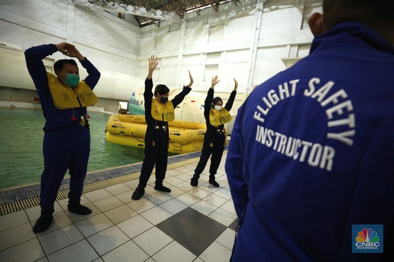 Garuda Indonesia Sejumlah awak kabin melakukan pelatihan di pusat pelatihan kabin kru maskapai Garuda Indonesia Training Center (GITC) di Duri Kosambi, Cengkareng, Jakarta, Selasa (31/5/2022). GITC memiliki gedung training pilot, gedung pelatihan pramugari dan gedung emergency safety. Selain itu, terdapat fasilitas penunjang lain seperti ruang social grace (ruang pelatihan make up pramugari), dormitory (asrama tempat tinggal), table manner dan perpustakaan. (CNBC Indonesia/Tri Susilo)