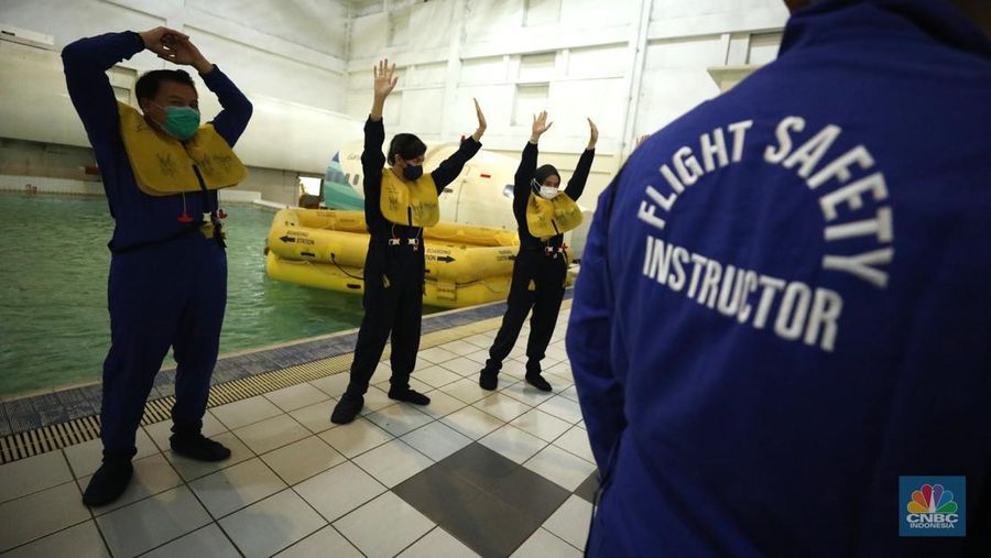 Sejumlah awak kabin melakukan pelatihan di pusat pelatihan kabin kru maskapai Garuda Indonesia Training Center (GITC) di Duri Kosambi, Cengkareng, Jakarta, Selasa (31/5/2022). GITC memiliki gedung training pilot, gedung pelatihan pramugari dan gedung emergency safety. Selain itu, terdapat fasilitas penunjang lain seperti ruang social grace (ruang pelatihan make up pramugari), dormitory (asrama tempat tinggal), table manner dan perpustakaan. (CNBC Indonesia/Tri Susilo)