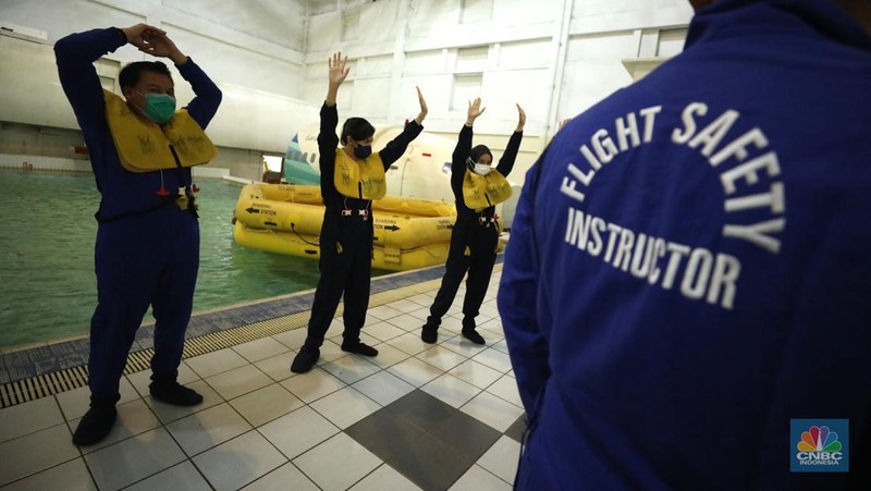 Sejumlah awak kabin melakukan pelatihan di pusat pelatihan kabin kru maskapai Garuda Indonesia Training Center (GITC) di Duri Kosambi, Cengkareng, Jakarta, Selasa (31/5/2022). GITC memiliki gedung training pilot, gedung pelatihan pramugari dan gedung emergency safety. Selain itu, terdapat fasilitas penunjang lain seperti ruang social grace (ruang pelatihan make up pramugari), dormitory (asrama tempat tinggal), table manner dan perpustakaan. (CNBC Indonesia/Tri Susilo)