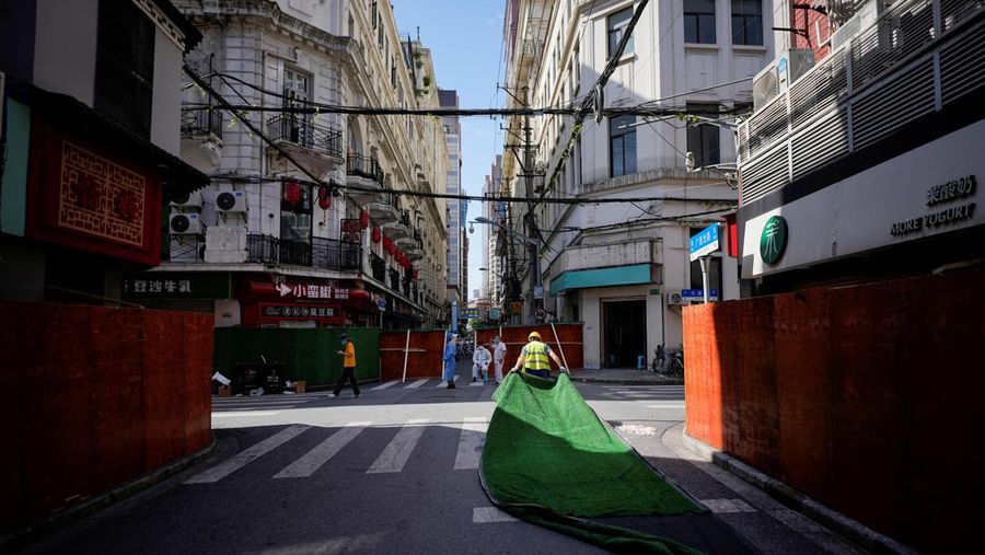 A worker dismantles barriers at a residential area, as the city prepares to end the lockdown placed to curb the coronavirus disease (COVID-19) outbreak in Shanghai, China May 31, 2022. REUTERS/Aly Song