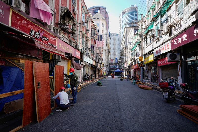 HEALTH-CORONAVIRUS/CHINA A worker dismantles barriers at a residential area, as the city prepares to end the lockdown placed to curb the coronavirus disease (COVID-19) outbreak in Shanghai, China May 31, 2022. REUTERS/Aly Song