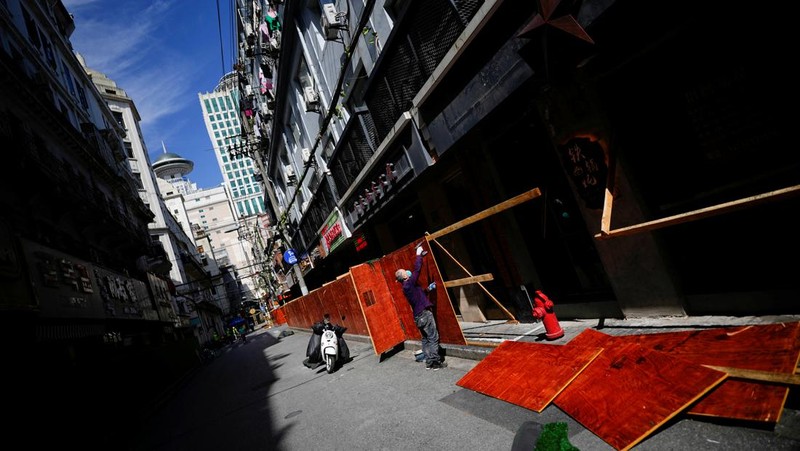 A worker dismantles barriers at a residential area, as the city prepares to end the lockdown placed to curb the coronavirus disease (COVID-19) outbreak in Shanghai, China May 31, 2022. REUTERS/Aly Song