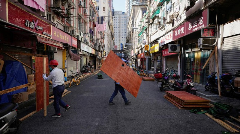 A worker dismantles barriers at a residential area, as the city prepares to end the lockdown placed to curb the coronavirus disease (COVID-19) outbreak in Shanghai, China May 31, 2022. REUTERS/Aly Song