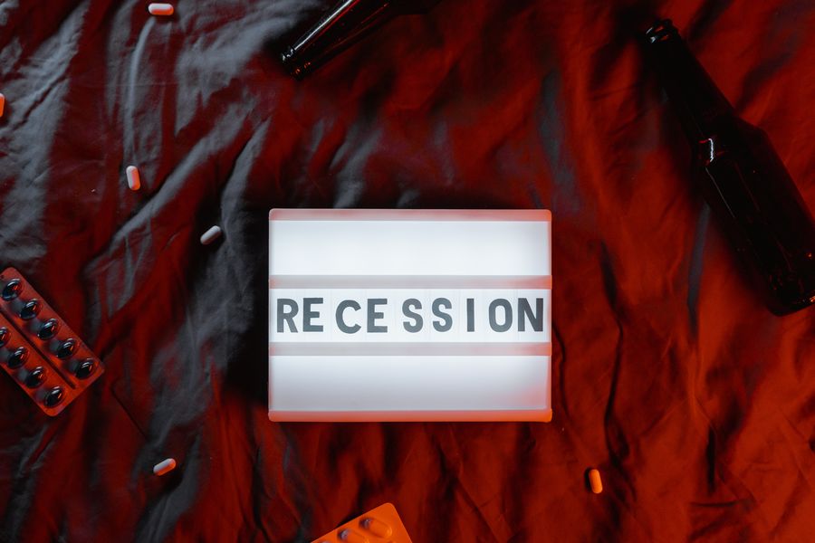Ilustrasi Resesi (Photo by MART/Pexels)